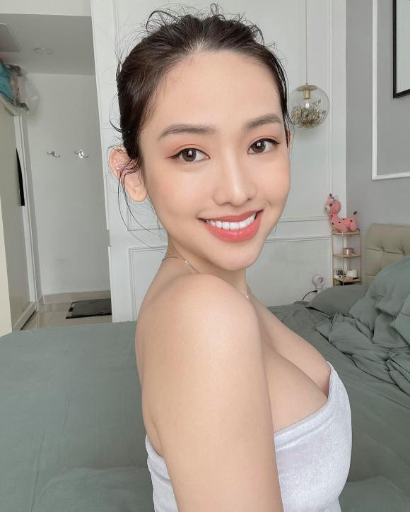 Bên cạnh những bức ảnh diện áo quây khoe vòng 1 ngồn ngộn, hot girl Thúy Vi còn chia sẻ dòng trạng thái: chia sẻ: "Dịch chuyển biến nặng, tiền bạc khó khăn, gia đình muốn nhượng lại một đứa con gái đáng yêu, hài hước cho ai đủ điều kiện nuôi".