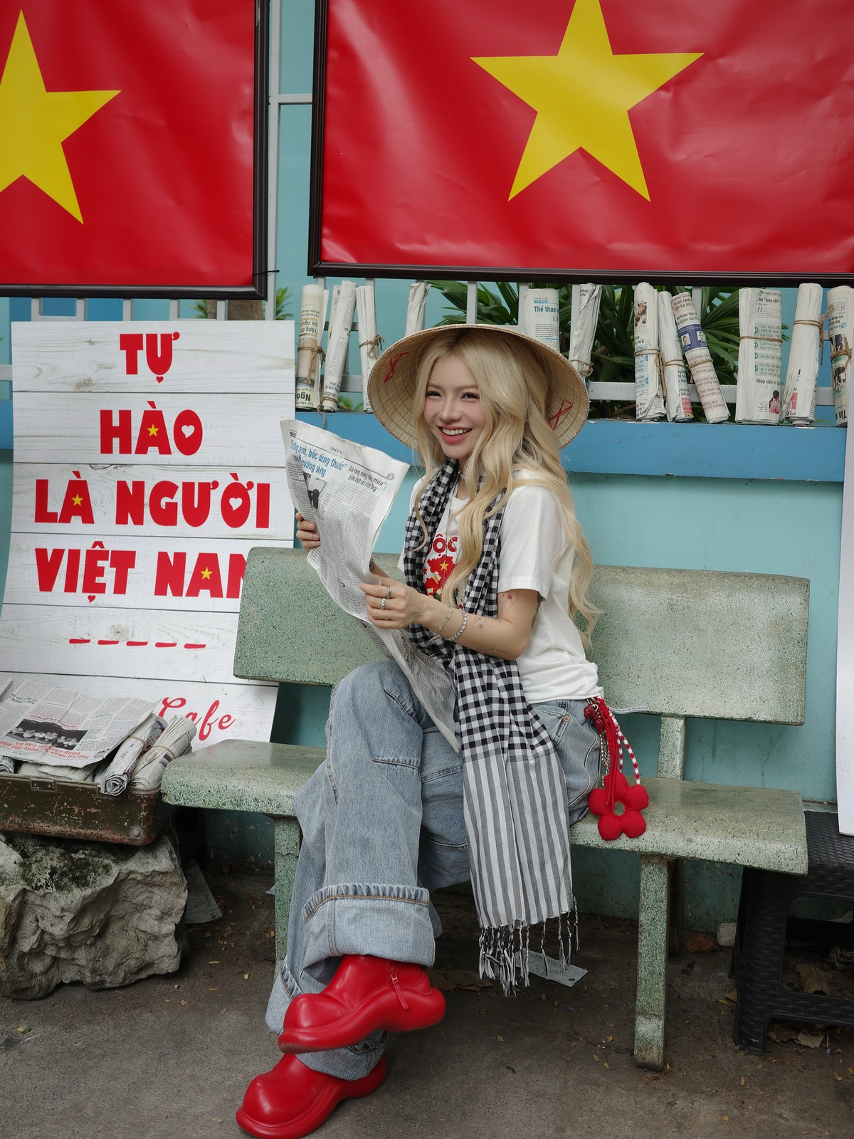 Mới đây trên trang cá nhân, gái xinh làng TikTok Việt Nam là Bùi Thảo Ly (CiiN) đã đăng tải những bức ảnh đu trend "yêu nước" chào đón 50 năm Ngày Giải phóng miền Nam, thống nhất đất nước.