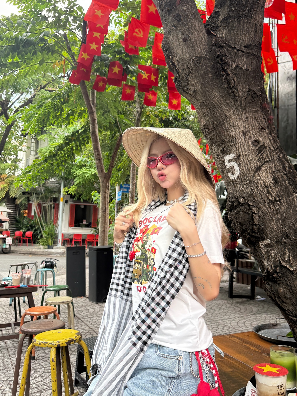 Thay vì diện áo dài như nhiều gái xinh khác, Thảo Ly chọn gu thời trang khỏe khoắn kết hợp với chiếc khăn rằn cùng nón lá đậm chất Việt Nam.