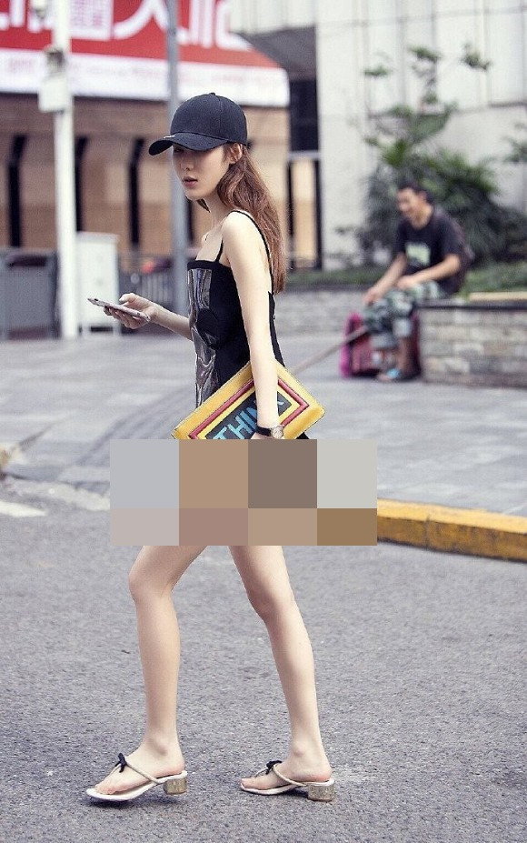 Bên cạnh đó, một vài ý kiến đưa ra quan điểm: "Đẹp thì đẹp thật nhưng vẫn phải xem lại bởi nó thực sự không hợp thuần phong mỹ tục chút nào. Còn nếu là trường hợp muốn show "hàng" thì miễn đánh giá".