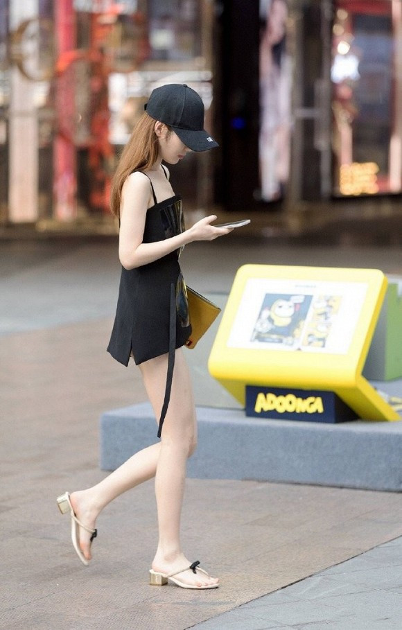 Bộ váy đen tôn lên làn da trắng mịn màng của cô gái trẻ, nhưng độ ngắn của chiếc quần khiến người nhìn phải "thót tim". Nếu nhìn không kĩ, ai cũng tưởng cô nàng... không mặc quần.