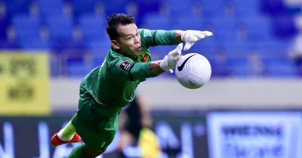 Thủ môn đội tuyển Việt Nam - Bùi Tấn Trường được NHM đặt biệt danh "vựa muối" mới nổi kiêm "phóng viên thường trực" bởi loạt hành động cực tếu của anh trong thời gian "ăn cơm tuyển".