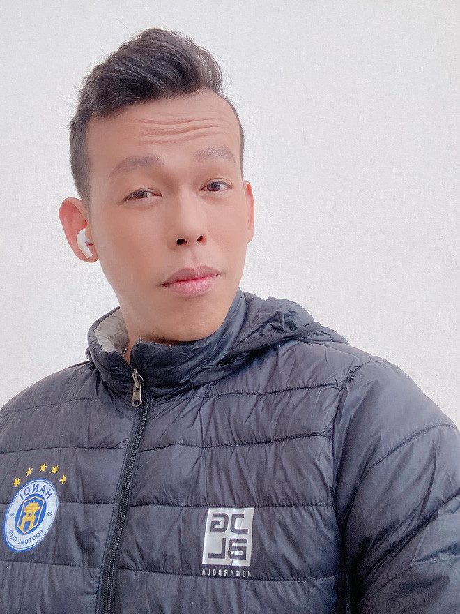 Đương nhiên ảnh xài app của Tấn Trường bao giờ cũng xịn hơn với da dẻ trắng trẻo và mịn màng, nói chung là trẻ hơn.