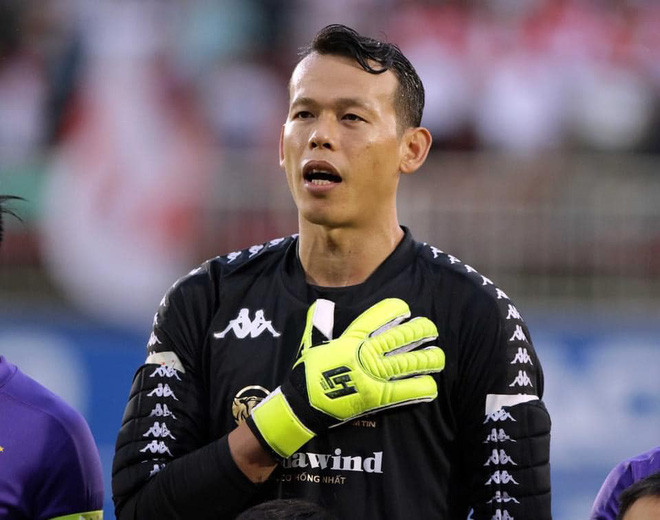 Ngược lại, "trường phái" cam thường thì không được trẻ trung bằng nhưng lại menly, phong trần đúng chất cầu thủ dầm mưa dãi nắng chuẩn cầu thủ Việt Nam.