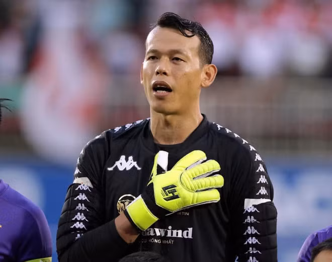 Ngược lại, "trường phái" cam thường thì không được trẻ trung bằng nhưng lại menly, phong trần đúng chất cầu thủ dầm mưa dãi nắng chuẩn cầu thủ Việt Nam.