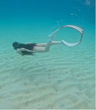 Những bộ bikini của Ngọc Trân được cắt xẻ táo bạo, trang trí cầu kỳ nhưng vẫn lộ rõ làn da trắng sứ, tôn lên vòng 1, vòng 3 “bốc lửa” cùng vòng eo con kiến.