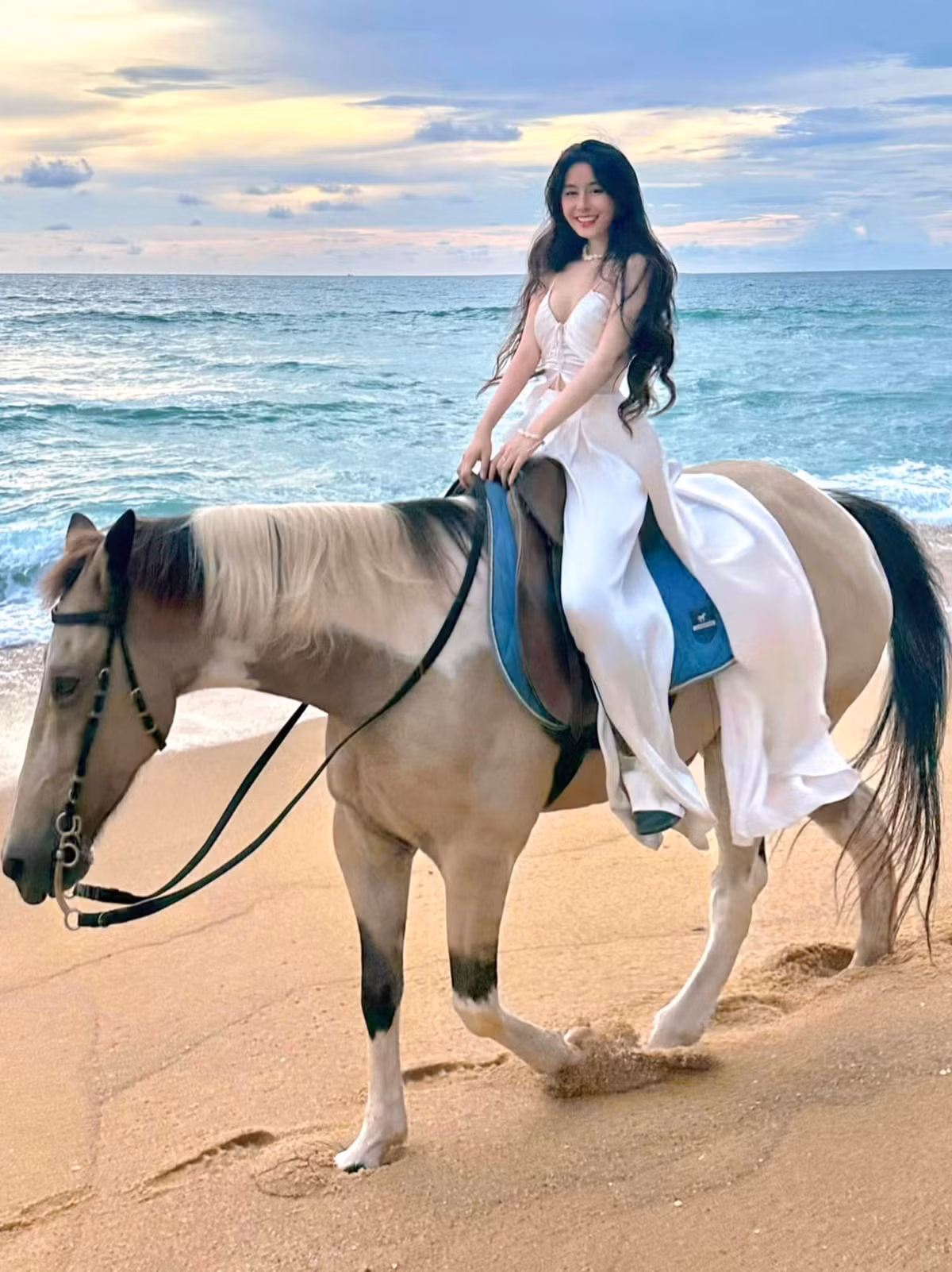 Vào Instagram hay Facebook của Võ Ngọc Trân là hội con gái không bao giờ hết gợi ý đi biển mặc gì luôn.