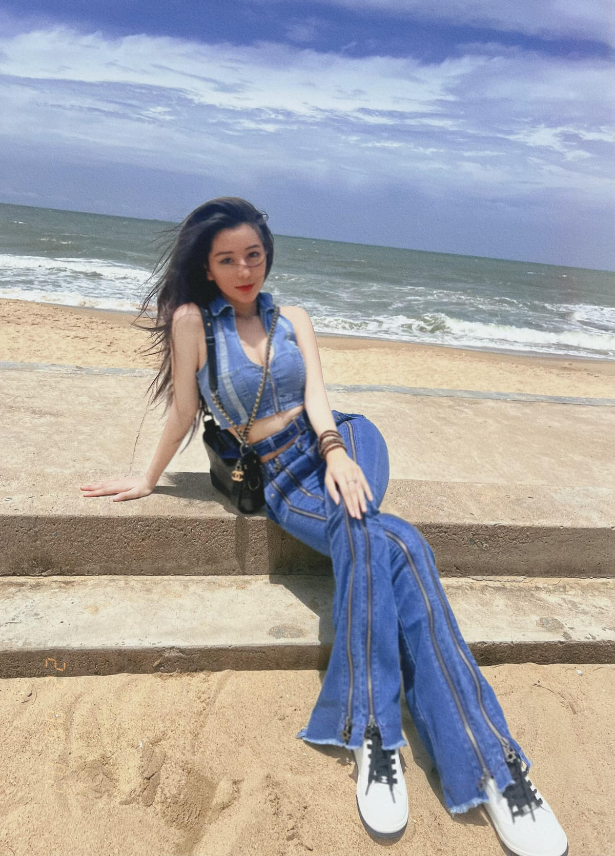 Từ khi lên Đại học, Ngọc Trân theo đuổi hình tượng quyến rũ nên đôi khi cũng bị nhiều người chỉ trích hay có bình luận khiếm nhã. Thế nhưng, cách nàng hot girl phản ứng lại khiến nhiều người thán phục.