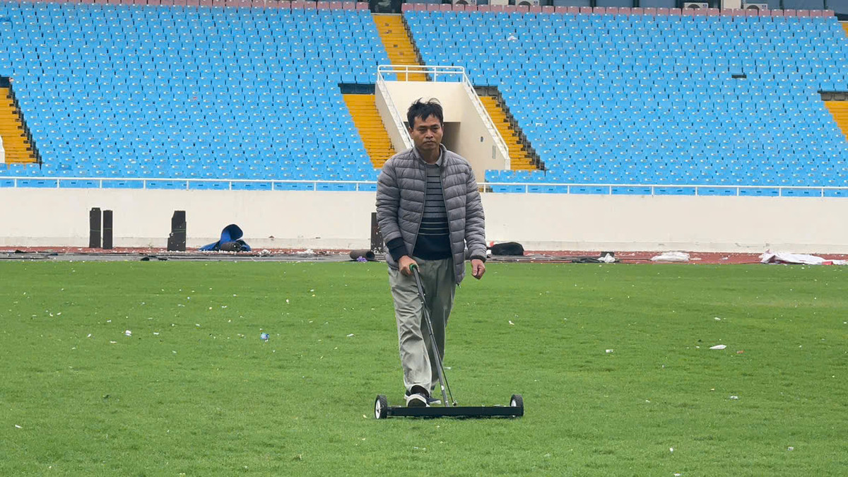 Mặt cỏ SVĐ Mỹ Đình ngổn ngang những vật thể do khán giả "Anh trai Say Hi" để lại.