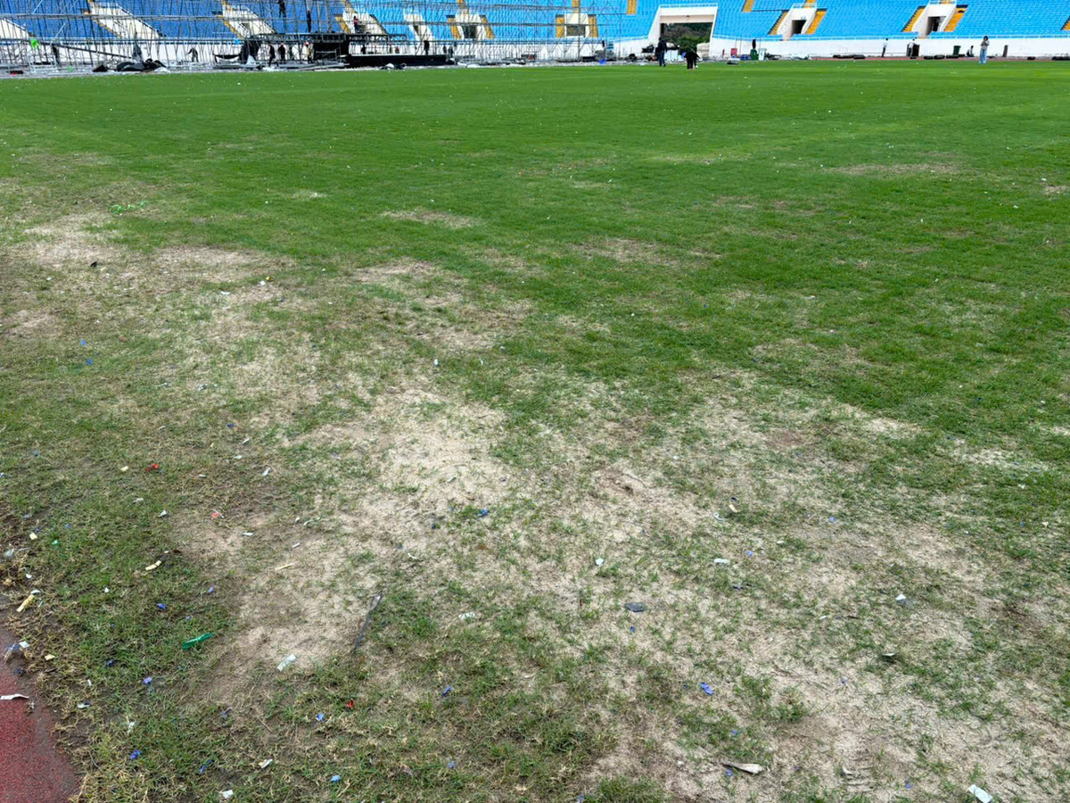 Ghi nhận thực tế cho thấy, mặt cỏ sân Mỹ Đình nhìn chung vẫn xanh tốt. Tuy nhiên, một số khu vực sát đường biên đã bị trơ cỏ, lộ ra nền đất, cát.
