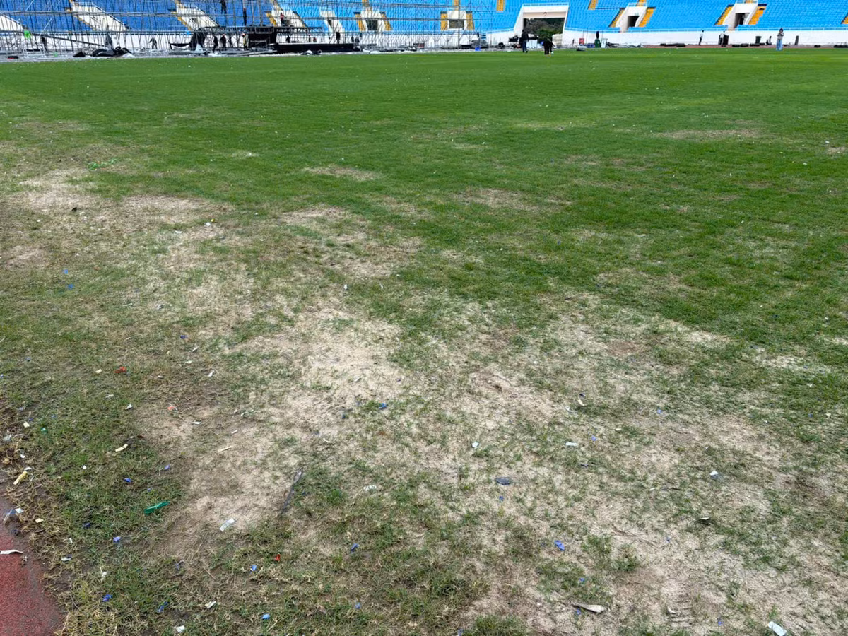 Ghi nhận thực tế cho thấy, mặt cỏ sân Mỹ Đình nhìn chung vẫn xanh tốt. Tuy nhiên, một số khu vực sát đường biên đã bị trơ cỏ, lộ ra nền đất, cát.