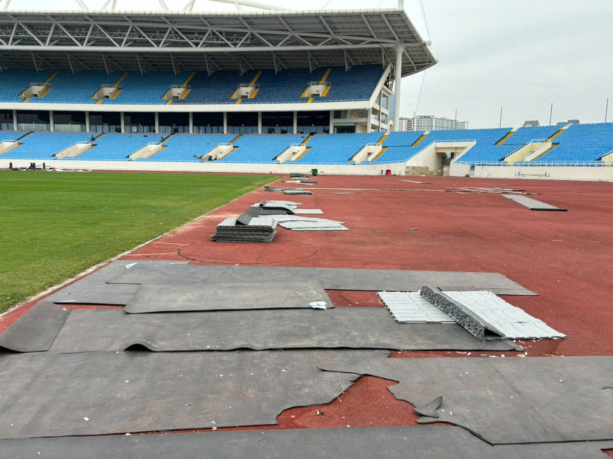 Hiện tại, sân Mỹ Đình vẫn đang ngổn ngang vật liệu, thảm cao su, thảm nhựa tổ ong (dùng để lót mặt cỏ sân và đường piste).