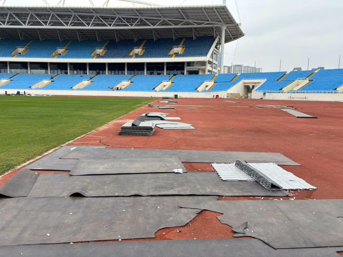 Hiện tại, sân Mỹ Đình vẫn đang ngổn ngang vật liệu, thảm cao su, thảm nhựa tổ ong (dùng để lót mặt cỏ sân và đường piste).