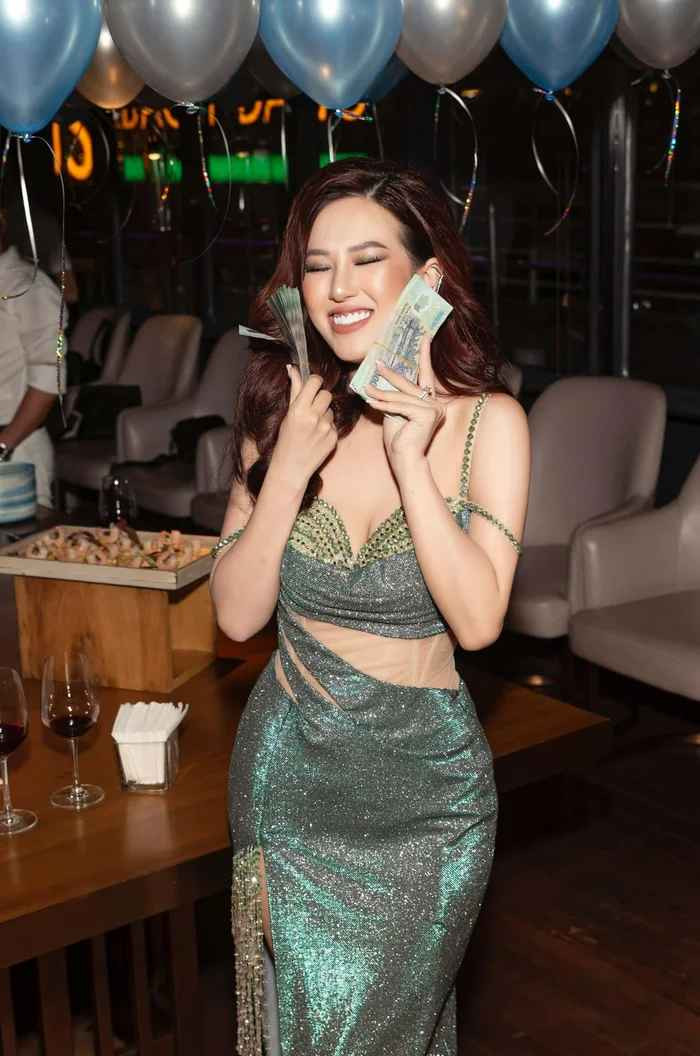 Sau sự việc, netizen đã nhanh chóng truy cập vào trang cá nhân của nữ MC này để soi sắc vóc đỉnh cỡ nào lại khiến ngôi sao bóng đá phải "u mê".