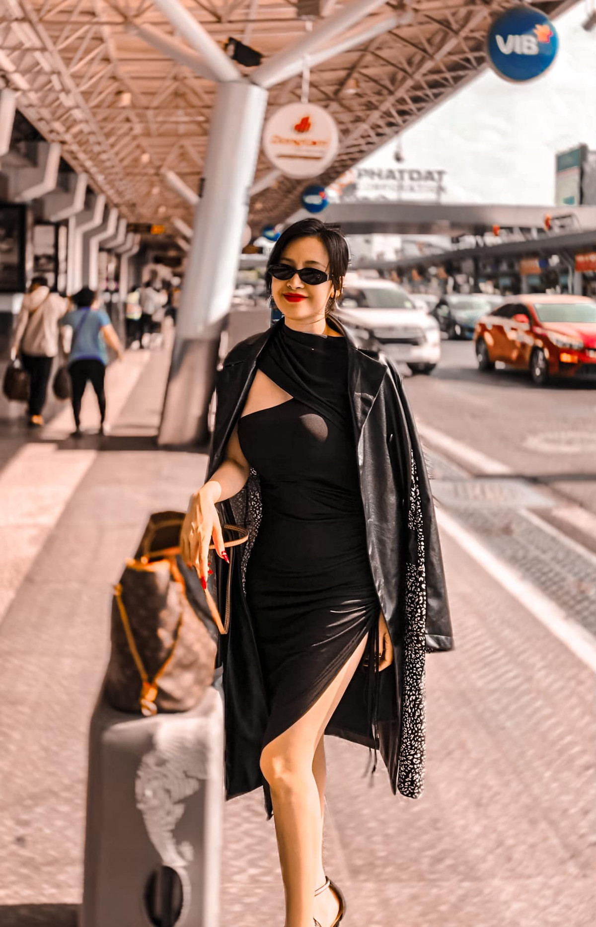 Có lẽ vì muốn có được những shot ảnh đẹp nhất mà Bà Tưng đã không ngần ngại khoác lên mình chiếc váy ngắn bó sát người, mỏng manh nhằm khoe dáng chuẩn đến từng cen-ti-mét.