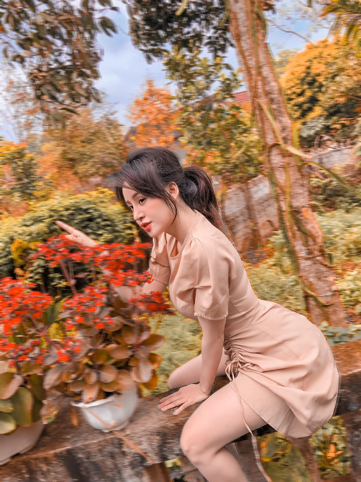 Bà Tưng - Lê Thị Huyền Anh nổi lên nhờ clip nhảy gợi cảm không nội y cùng những quan điểm gây sốc.