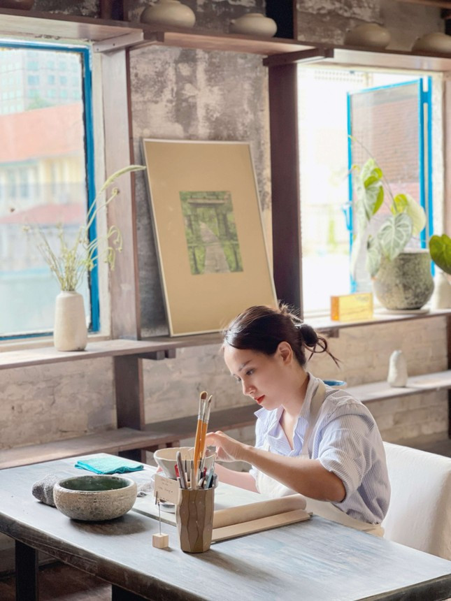 Qua những video đăng tải trên kênh Youtube cá nhân, Châu Giang hy vọng có thể lan tỏa lối sống hiện đại và tinh thần tích cực tới mọi người, đặc biệt là những bạn nữ trong cùng độ tuổi với cô nàng.