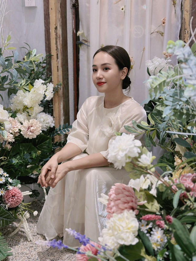 Kênh Youtube của Châu Giang hiện đang sở hữu 213.000 người đăng ký. Nội dung kênh xoay quanh cuộc sống thường ngày của một cô nàng độc lập, tự chủ và yêu thích việc chăm sóc bản thân.