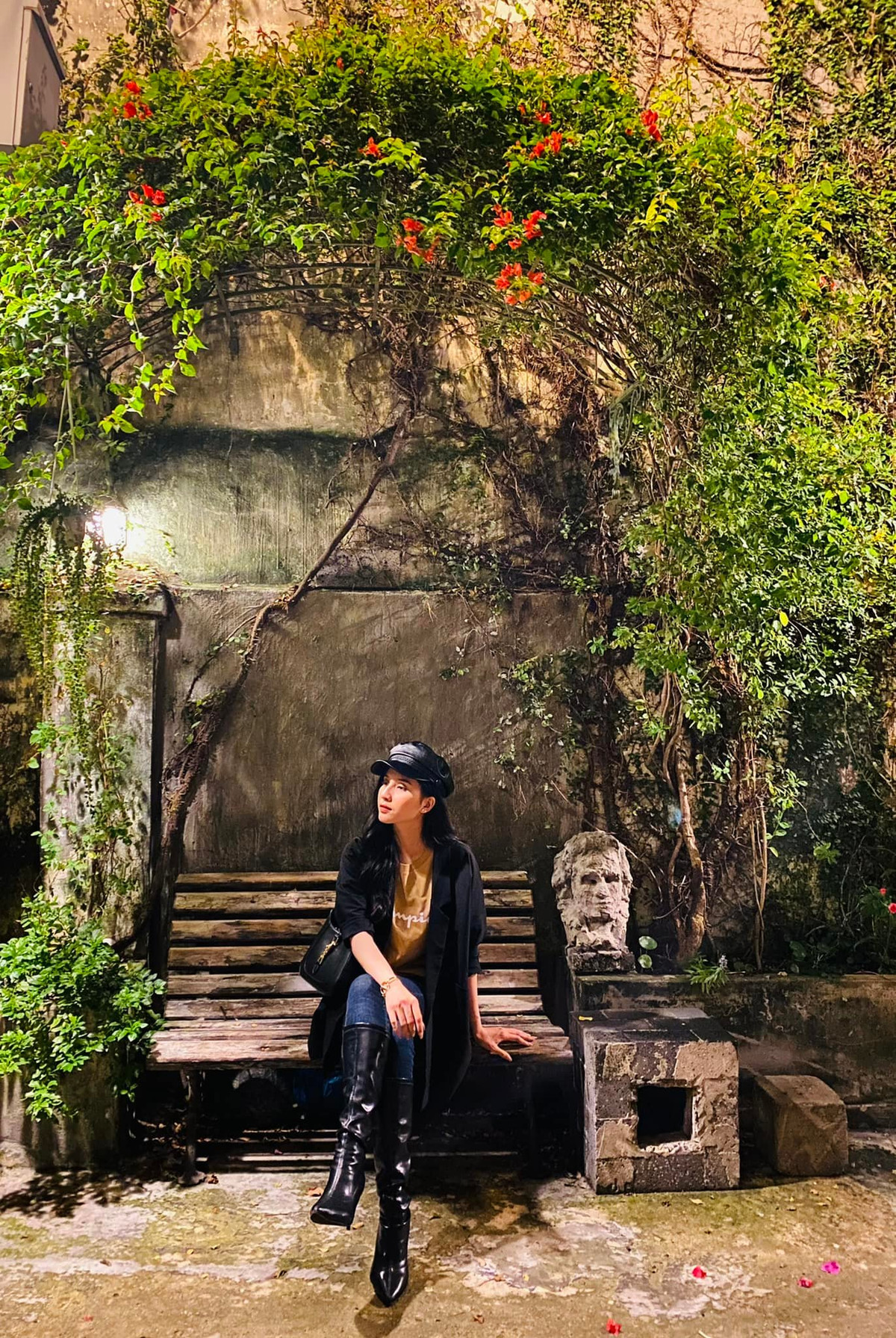 Hot girl Thiên An là cái tên không hề xa lạ với cộng đồng fan của Jack. Cô đảm nhận vai nữ chính trong loạt MV làm nên tên tuổi của bộ đôi 9X, đó là Sóng gió, Bạc phận, Hoa vô sắc..