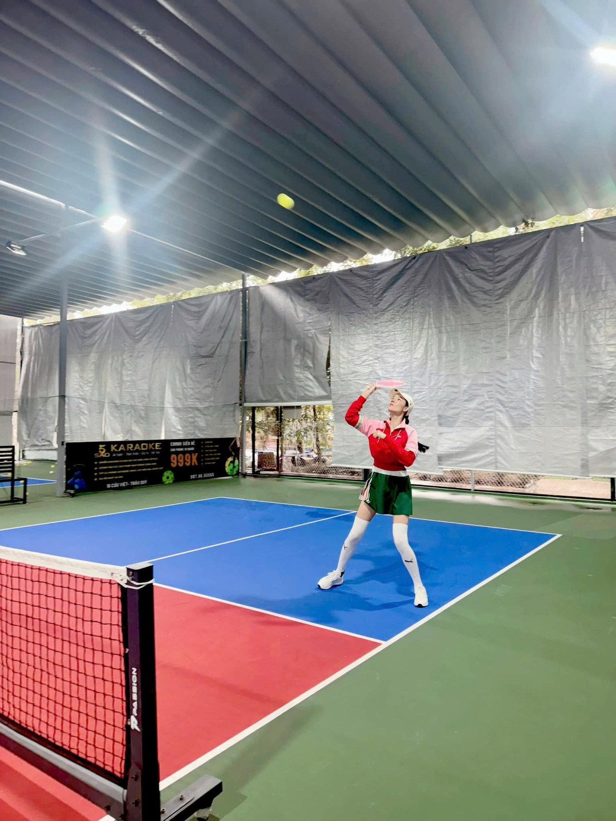 Trước khi kết hôn với Mạc Hồng Quân, Kỳ Hân là một người mẫu có tiếng trong làng thời trang Việt Nam. Cô từng là gương mặt quen thuộc trên nhiều sàn diễn lớn và góp mặt trong một số dự án phim truyền hình.