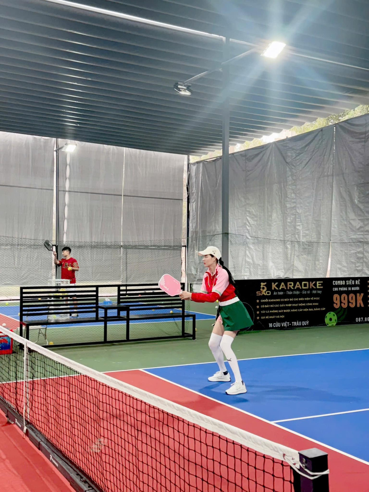 Sau 8 năm bên nhau, Kỳ Hân và Mạc Hồng Quân vẫn duy trì cuộc sống hạnh phúc và bền chặt. Cặp đôi từng trải qua nhiều sóng gió khi công khai tình cảm vào năm 2015, nhưng với tình yêu và sự thấu hiểu, họ đã cùng nhau xây dựng tổ ấm vững chắc. Hiện tại, cả hai có hai con trai và luôn dành nhiều thời gian để chăm sóc gia đình.