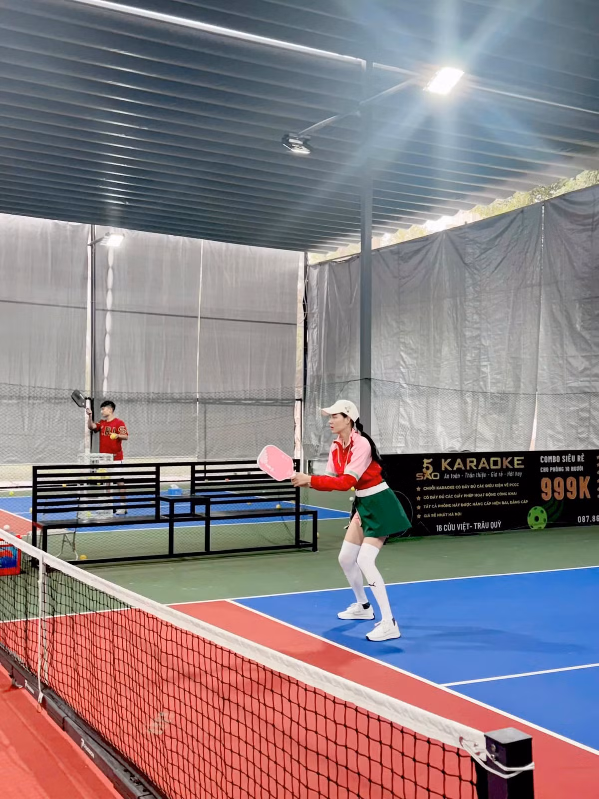 Sau 8 năm bên nhau, Kỳ Hân và Mạc Hồng Quân vẫn duy trì cuộc sống hạnh phúc và bền chặt. Cặp đôi từng trải qua nhiều sóng gió khi công khai tình cảm vào năm 2015, nhưng với tình yêu và sự thấu hiểu, họ đã cùng nhau xây dựng tổ ấm vững chắc. Hiện tại, cả hai có hai con trai và luôn dành nhiều thời gian để chăm sóc gia đình.