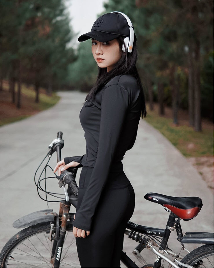 Trong chiếc áo khoác đen, đôi lúc được vén cao như kiểu áo crop-top, cặp “tuyết lê” căng đầy và vòng eo con kiến của Lê Bống đã được khoe triệt để.