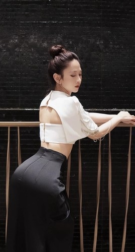 Sau chuỗi ngày hướng tới cộng đồng, ghi điểm với diện mạo đơn giản, trẻ trung và năng động, mới đây Lê Bống đã có màn tái xuất trong phong cách thiếu nữ yêu kiều và nhanh chóng nhận về lời khen ngợi của cộng đồng mạng.