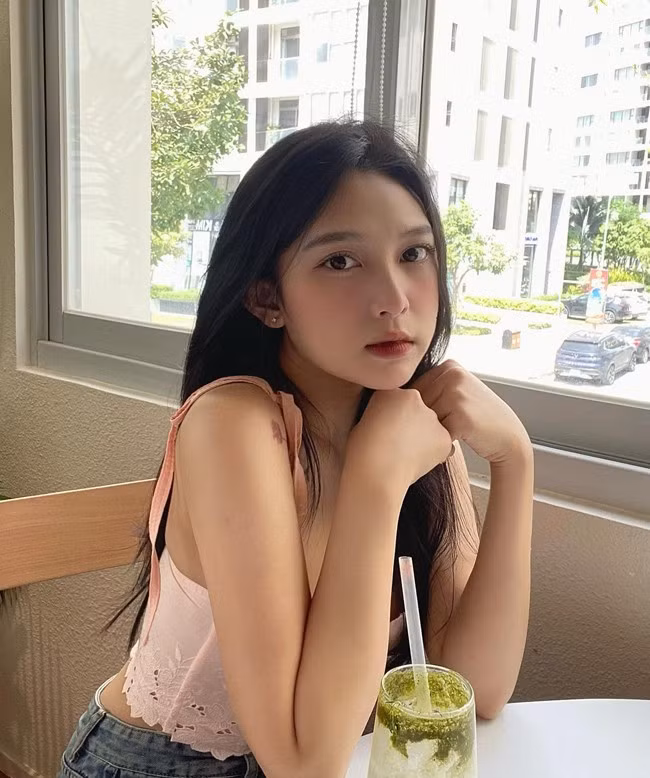 Khánh Linh chia sẻ, sở thích của cô là chơi cầu lông, trồng cây, đọc sách...