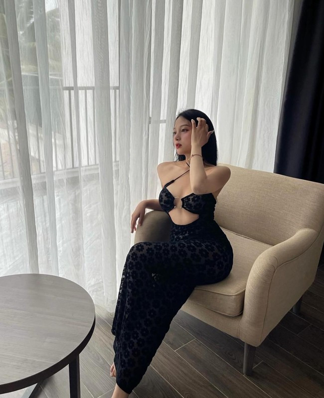 Hiện tại, Khánh Linh là trợ lý giám đốc cho một cty bảo hiểm. Cô nàng đi làm sớm vì muốn trải nghiệm môi trường làm việc, rèn luyện kỹ năng sống cũng như thái độ nghiêm túc với công việc.