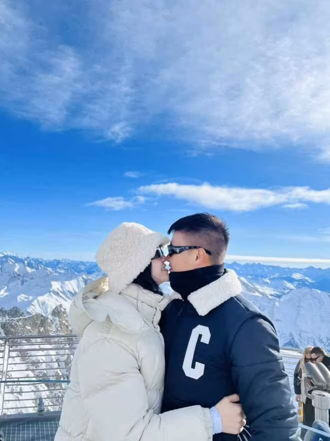 Đây cũng là những lần hiếm hoi nàng WAG có chia sẻ liên quan đến công việc của người chồng nổi tiếng lên MXH.