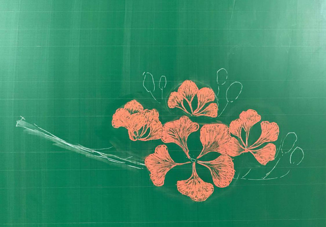 Ở trường Tiểu học Nghĩa Hưng, các thầy cô giáo và các em học sinh đều rất thích thú trước những bức vẽ trên bảng phấn của thầy Du. Từ đó, thầy cũng hướng dẫn một số đồng nghiệp của mình vẽ trang trí trên bảng phấn vào mỗi dịp đặc biệt của lớp.