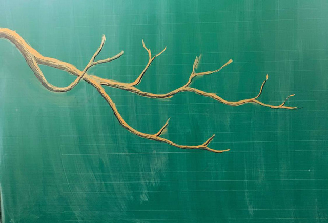 Thầy Du cũng hướng dẫn một số đồng nghiệp của mình vẽ trang trí trên bảng phấn vào mỗi dịp đặc biệt của lớp.