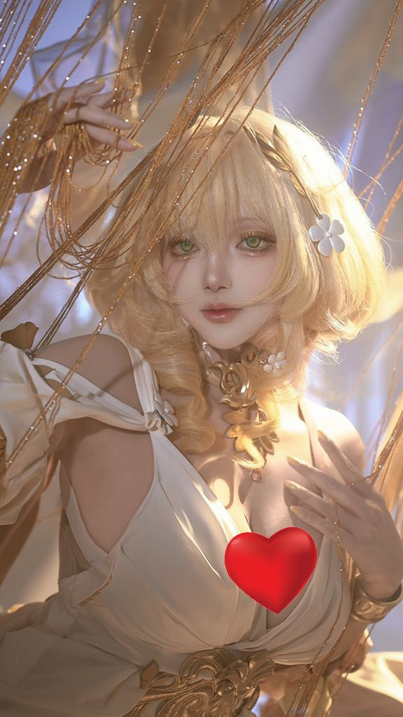 Nguyên do là bởi người đẹp này sở hữu rất nhiều bộ ảnh hoá thân xuất sắc, thể hiện thần thái đỉnh cao và chất lượng đầu tư bài bản.