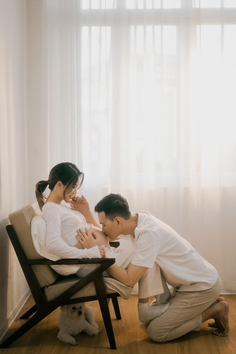 Tuy nhiên mới đây, để kỷ niệm chào mừng sắp đón thành viên mới trong 1 dịp đặc biệt như Giáng sinh, Chim Sẻ Đi Nắng và vợ đã quyết định thực hiện bộ ảnh để ghi lại khoảnh khắc đáng nhớ này.