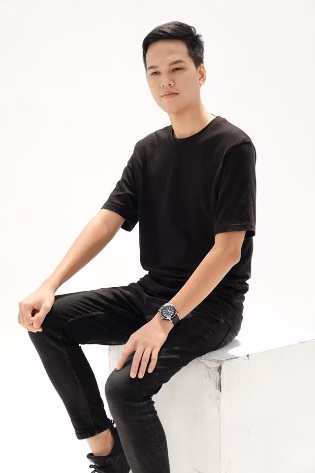 Chim Sẻ Đi Nắng là game thủ nổi tiếng nhất của cộng đồng AoE Việt Nam. Tuy nhiên, khác với thành tích có phần đình đám trong giới game thủ thì ngoài đời chàng Nguyễn Đức Bình (SN 1996) lại khá kín tiếng trong chuyện tình cảm.