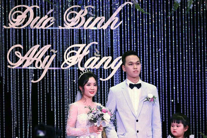 Tháng 11/2020, "thần đồng AOE" Chim Sẻ Đi Nắng đã âm thầm làm đám cưới, không một lời công bố hay thông báo nào lên mạng xã hội hay phương tiện truyền thông khiến các fan hâm mộ bất ngờ.