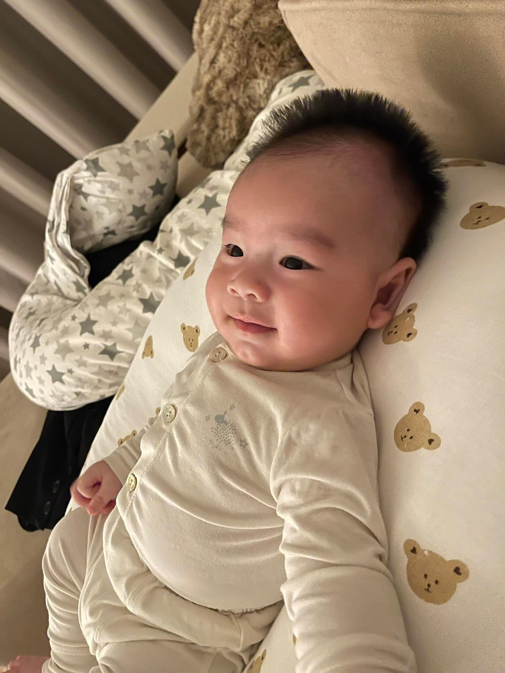 Nhìn vào hình và cả dòng trạng thái, người xem xuýt xoa vì cậu bé quá cao. Mọi người còn khen Phạm Ngọc Hà My chăm con “trộm vía” dù mới ít tháng nhưng đã bụ bẫm, thông minh.