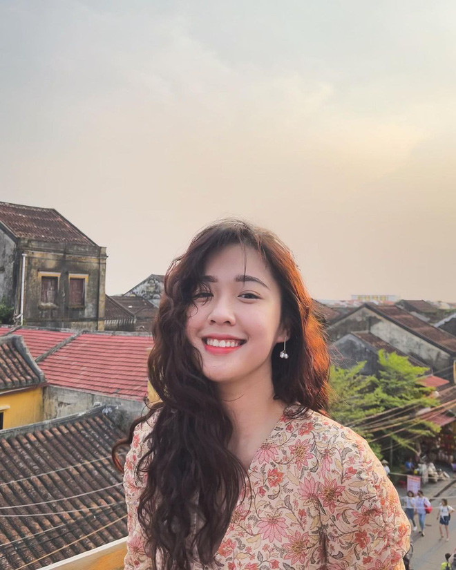 Trên trang cá nhân, thỉnh thoảng cô có chia sẻ một vài thông tin về công việc của mình.