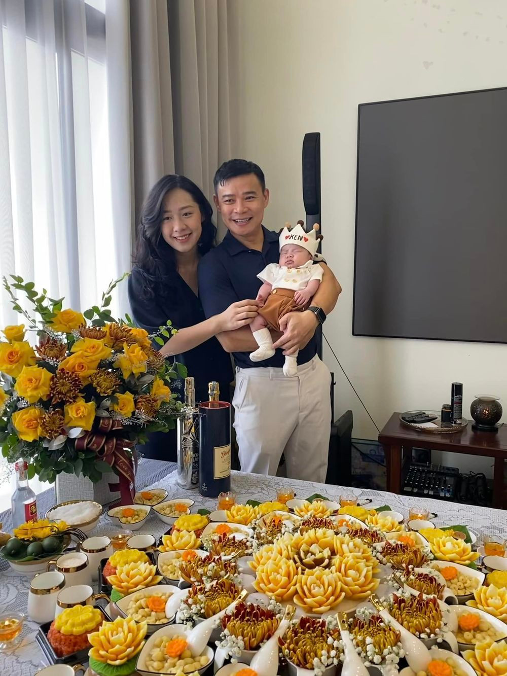 Trước lời bàn tán của mọi người, chính nữ MC xinh đẹp cũng phải thừa nhận con trai giống bố và có phần ấm ức vì bản thân mình xinh mà chẳng di truyền được nhiều cho con.