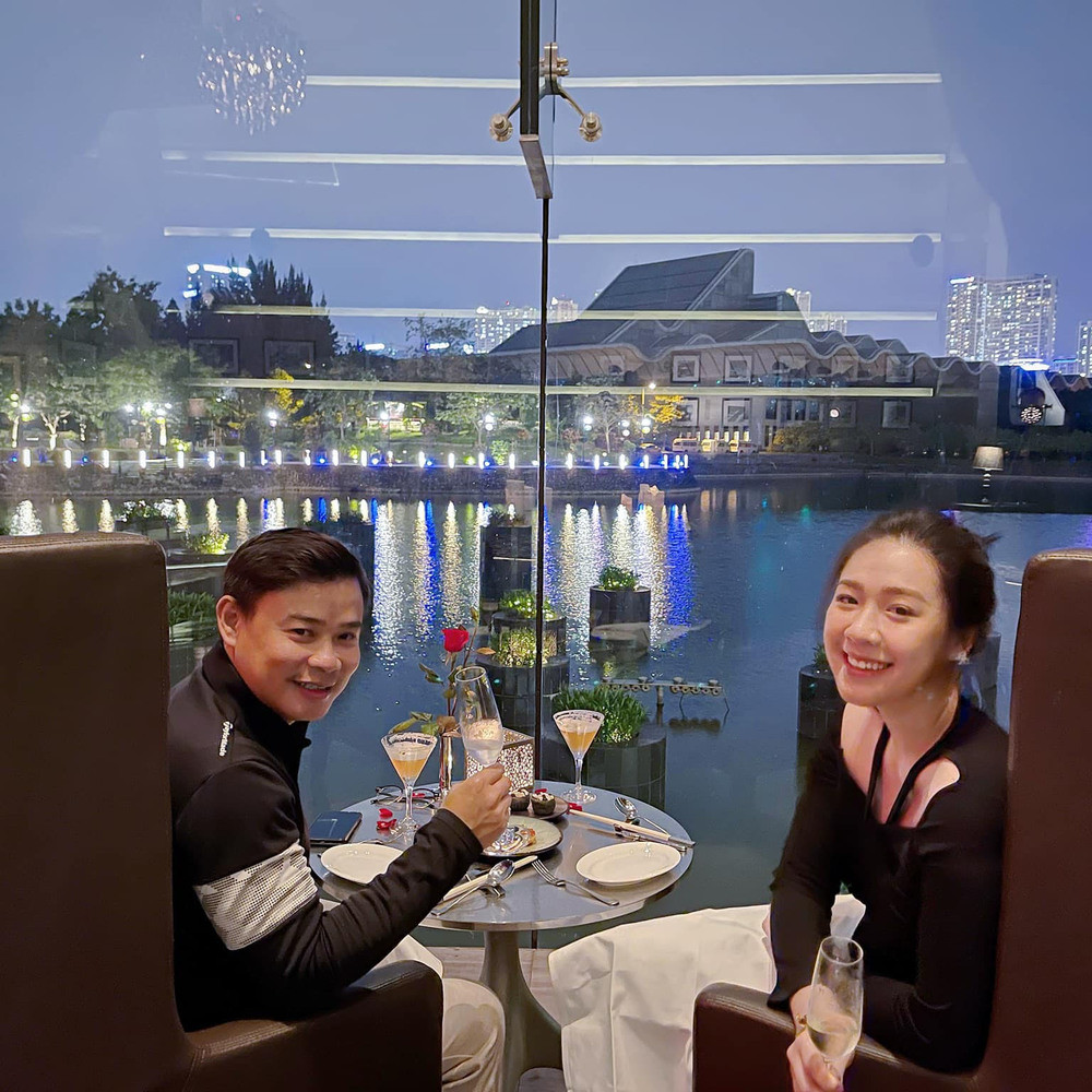 Trong ngày quan trọng này, chồng Hà My đã đích thân tự tay chuẩn bị thật tỉ mỉ, để ý đến mọi công đoạn, chi tiết để không xảy ra sự cố ngoài ý muốn.