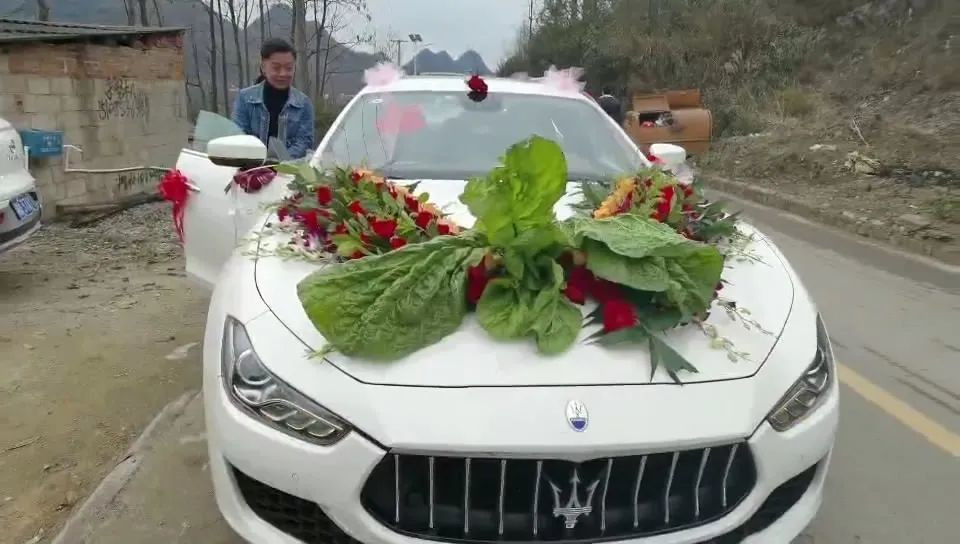 Mới đây trên trang Sina của Trung Quốc chia sẻ đoạn clip ghi lại cảnh chiếc xe đón dâu có màn trang trí hoa độc đáo khiến các thành viên mạng xã hội phải cười bò.