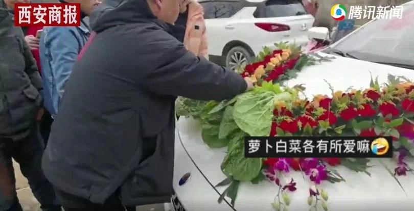 Không thể để mớ rau cải đứng một mình, gia đình nhà trai còn linh hoạt nhặt những nhành hoa còn dùng được để trang trí lại chiếc xe hoa nhanh chóng để lên đường đón dâu.