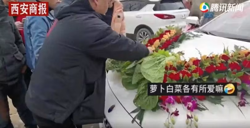 Không thể để mớ rau cải đứng một mình, gia đình nhà trai còn linh hoạt nhặt những nhành hoa còn dùng được để trang trí lại chiếc xe hoa nhanh chóng để lên đường đón dâu.