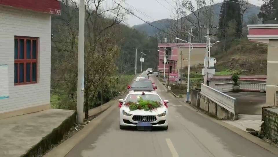 Sau khi đoạn video ghi lại diễn biến vụ việc được đăng tải trên mạng xã hội đã tạo một cơn “sốt” nhỏ cho cộng đồng mạng Trung Quốc.