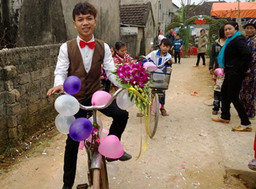 Thay vì chiếc xe rước dâu lộng lẫy hoa thì chàng chú rể lại chọn chiếc xe đạp với lối trang trí đơn giản để đón dâu.