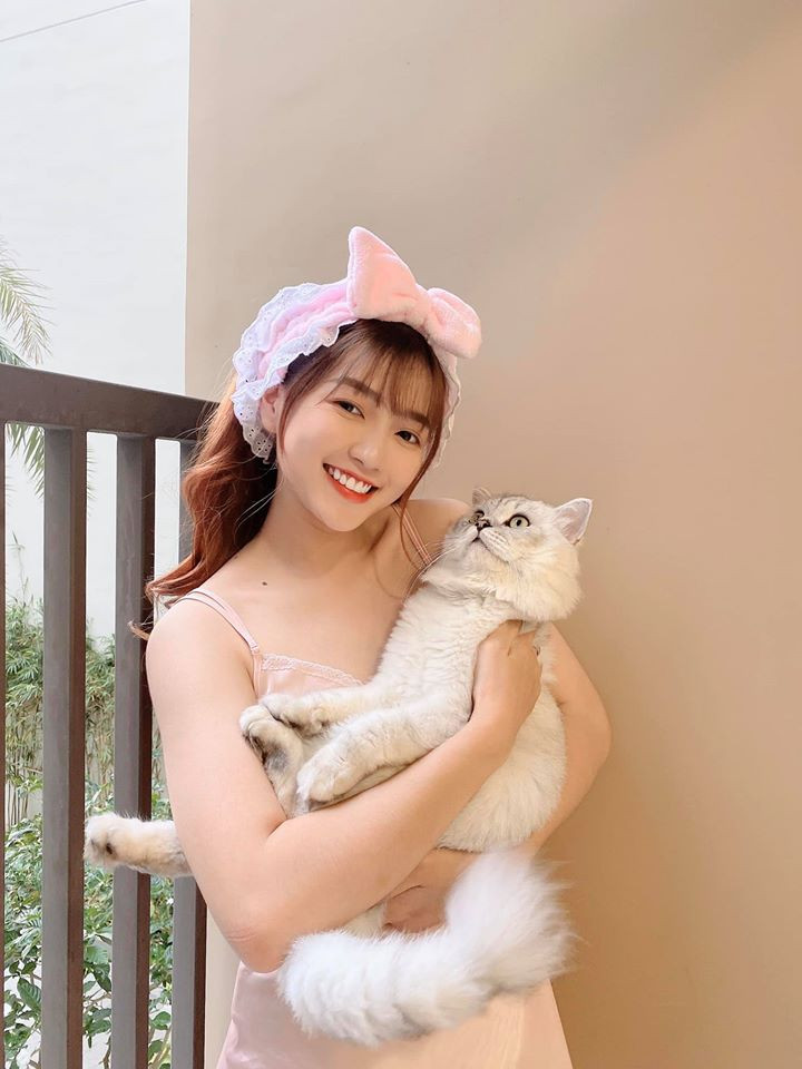 “Sau khi rời FapTV thì trong năm đầu, mình cũng tự thu mình lại một phần vì tâm lý. Mình tự nhìn nhận lại những điều thiếu sót và không đúng của bản thân để rút ra kinh nghiệm cho tương lai. Mối quan hệ của mình với các anh chị bên FapTV nhờ đó cũng tiến triển tốt đẹp hơn. Gần nhất thì mình có tham gia đóng chung MV cùng với anh Thái Vũ và trong tương lai gần sẽ có 1 dự án kết hợp với một thành viên khác của nhóm, nhưng hiện chưa tiết lộ được.” – An Vy tâm sự thêm.