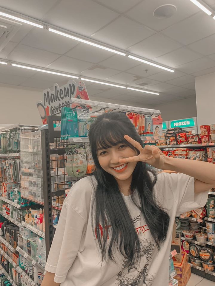 Tuy vậy, khó khăn lớn nhất trong những ngày đầu tiên làm Streamer của An Vy đó lại là mỗi lần lên hình phải chỉn chu từ trang điểm đến trang phục, theo cô đó là cách mà cô tôn trọng người xem của mình.