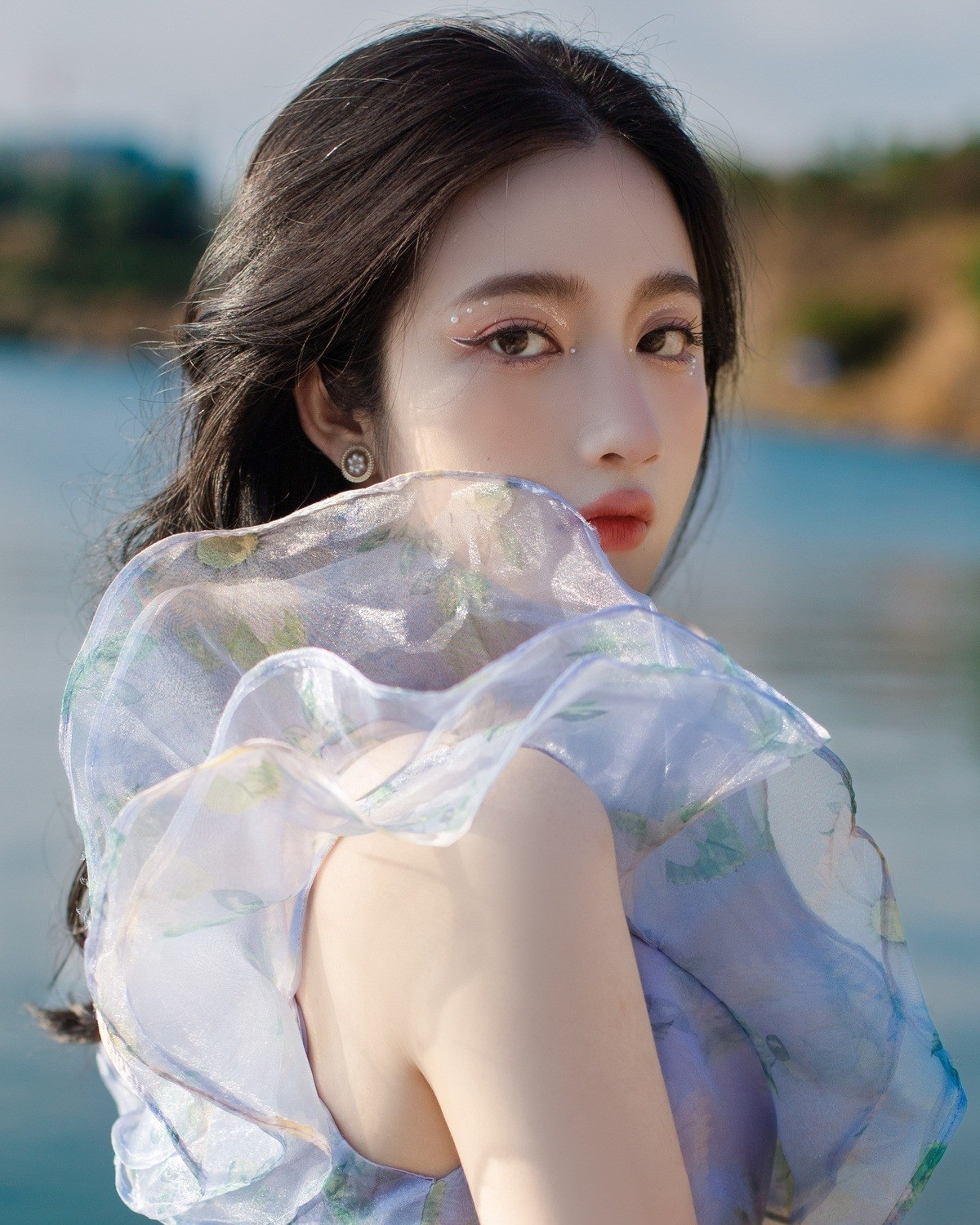 Trong sáng sự kiện diễn ra, dù thời tiết khá nắng nóng, Hồng Ân thoải mái khi ban tổ chức và người tham gia đều nhiệt tình, vui vẻ.