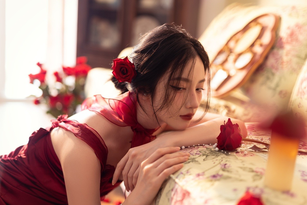 Hồng Ân biết tới sự kiện diễu hành cổ phục thông qua mạng xã hội. Một người chị là nhiếp ảnh gia đã khuyến khích cô đăng ký tham gia và được ban tổ chức lựa chọn.